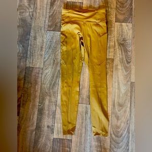 Lululemon fast and free brushed leggings. Size 6, 28” inseam